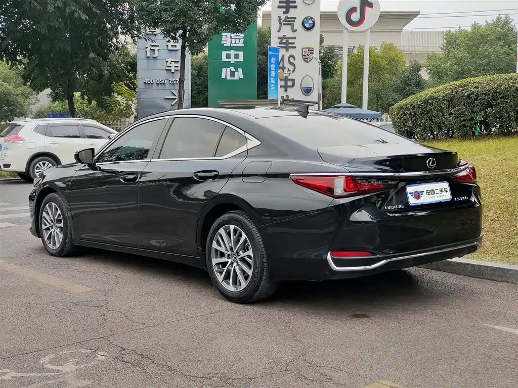 Lexus ES 2022