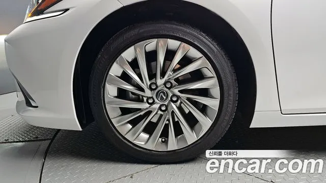 Lexus ES 2020