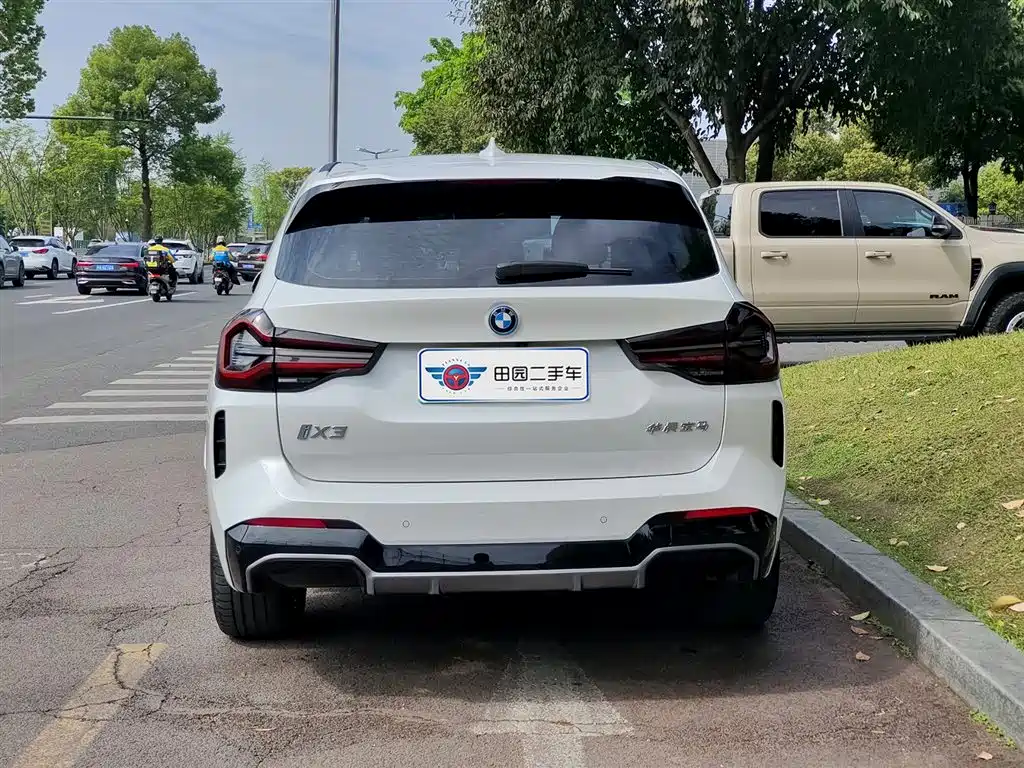 BMW iX3 2024