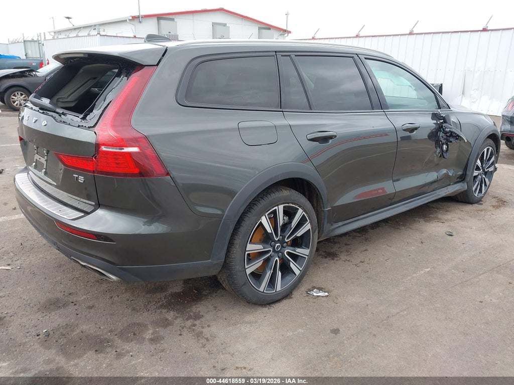 Volvo V60 Cross Country 2022