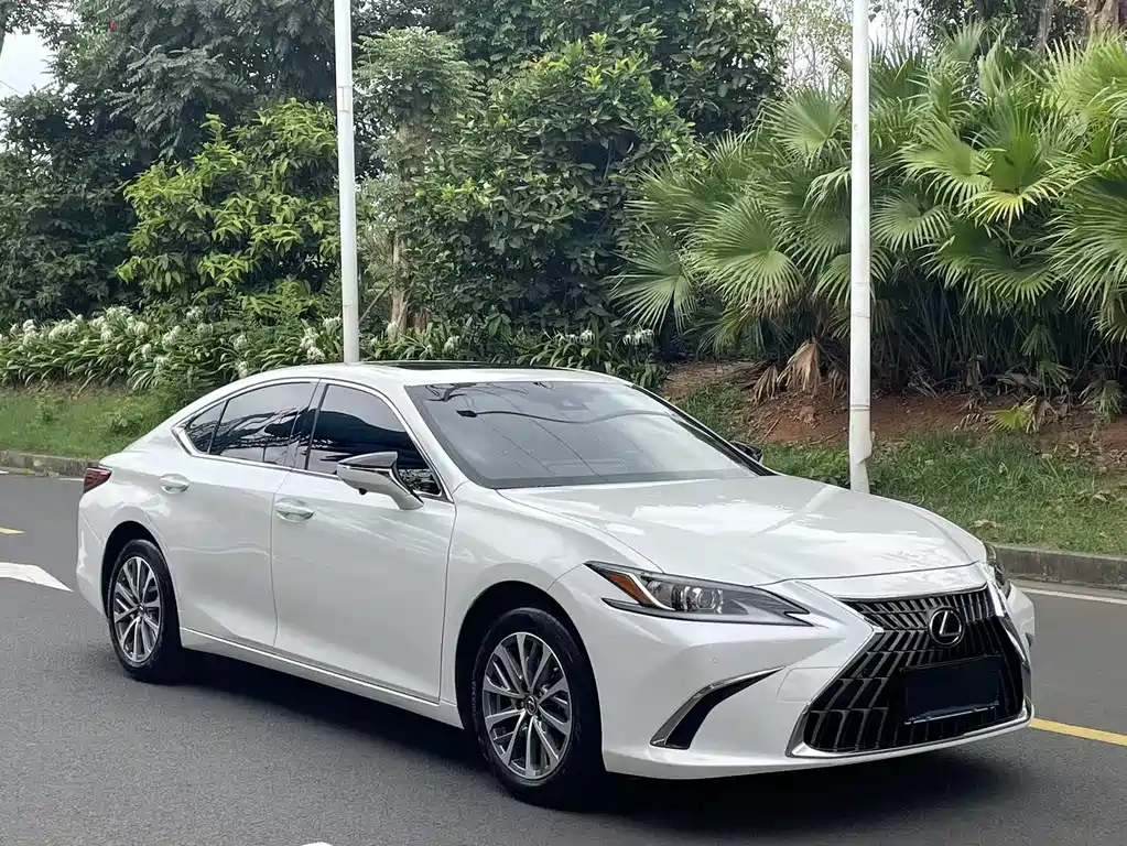 Lexus ES 2024