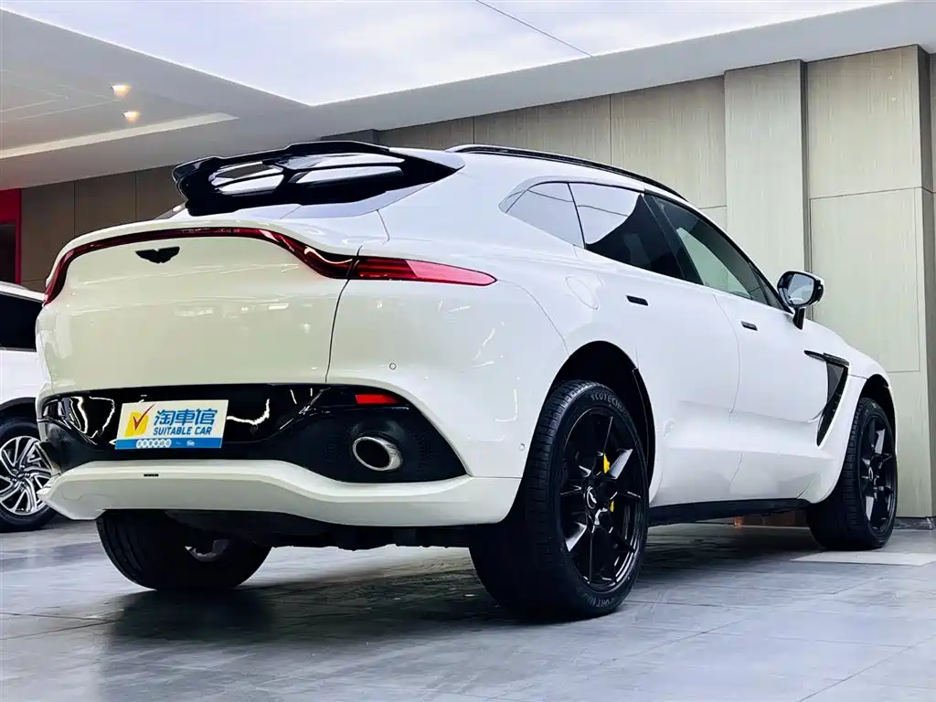Aston Martin DBX 2021
