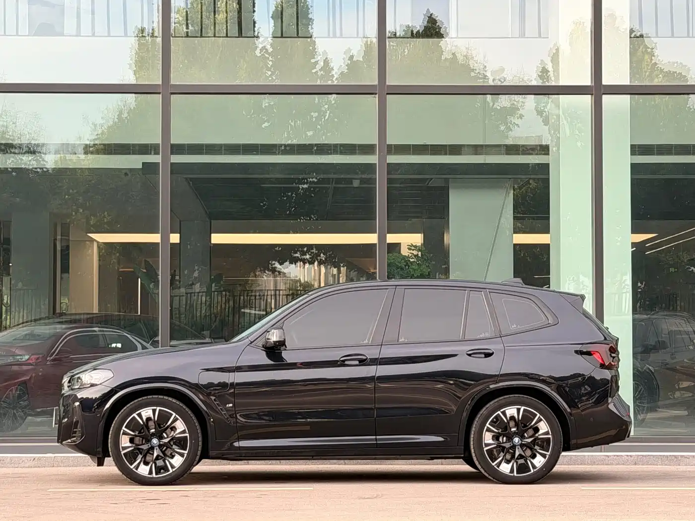 BMW iX3 2025