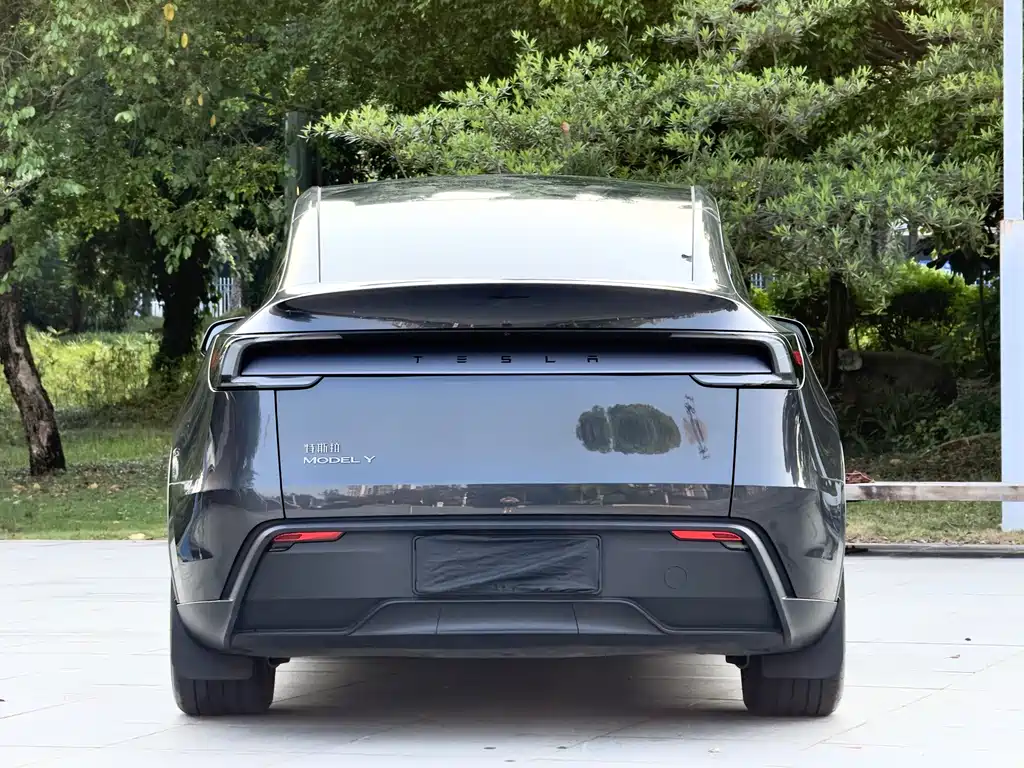 Tesla Model Y 2025