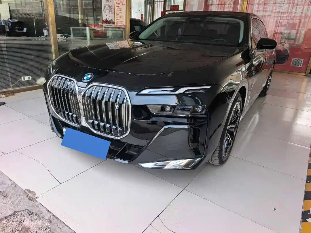BMW i7 2025