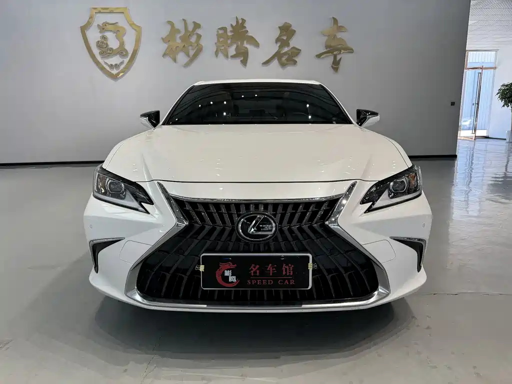 Lexus ES 2022