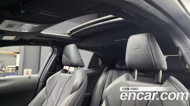 Lexus UX 2021