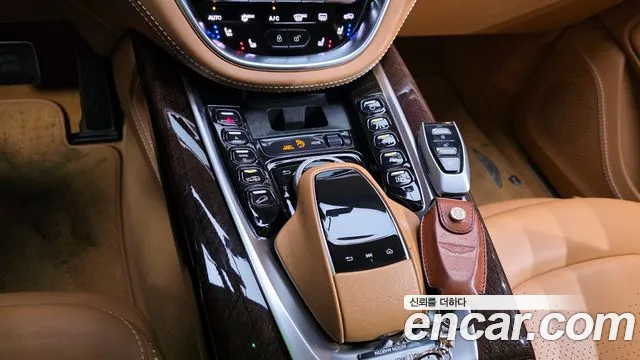 Aston Martin DBX 2021