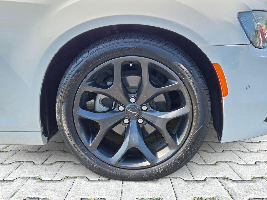 Chrysler 300 2023