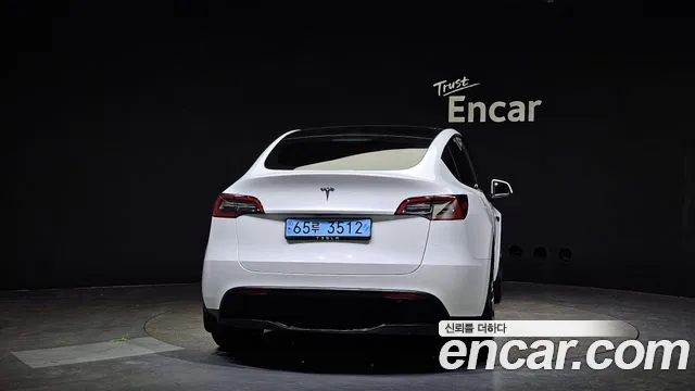 Tesla Model Y 2024