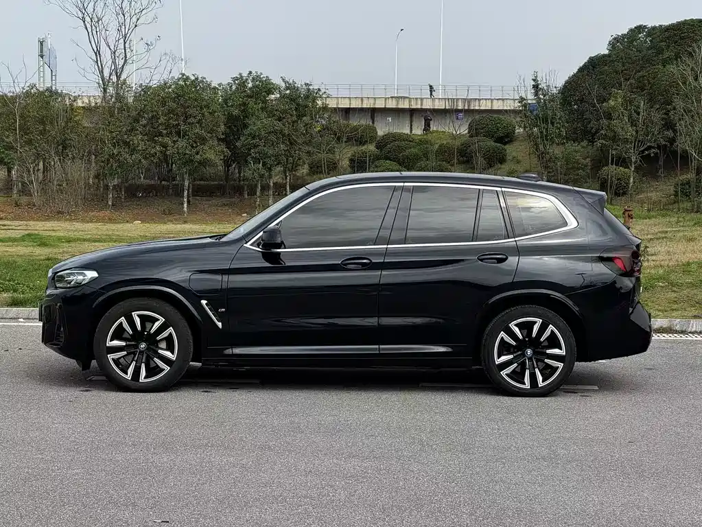 BMW iX3 2024
