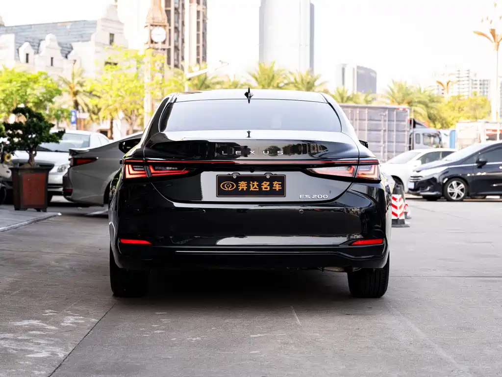Lexus ES 2025