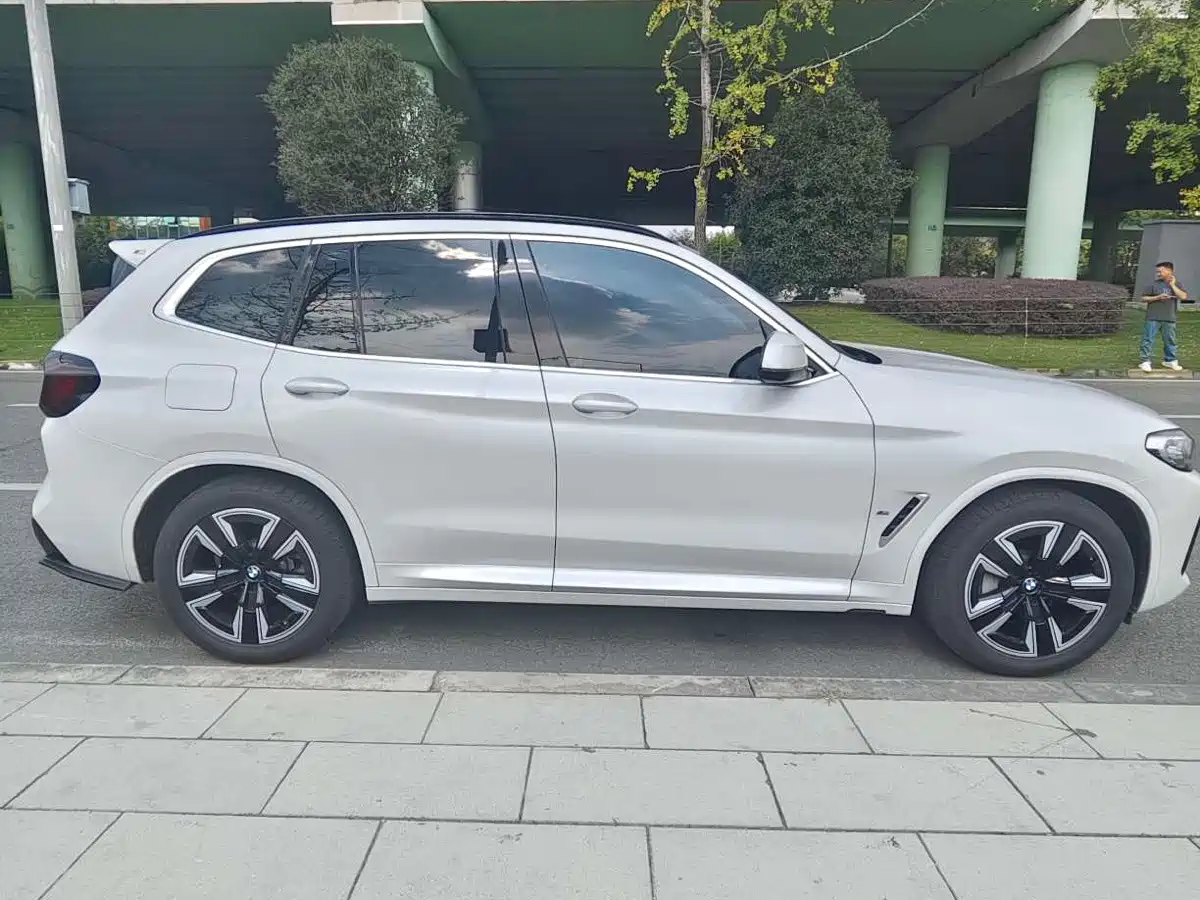 BMW iX3 2024