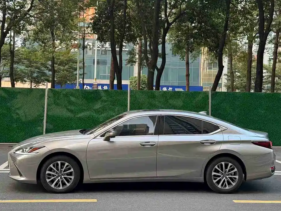 Lexus ES 2024