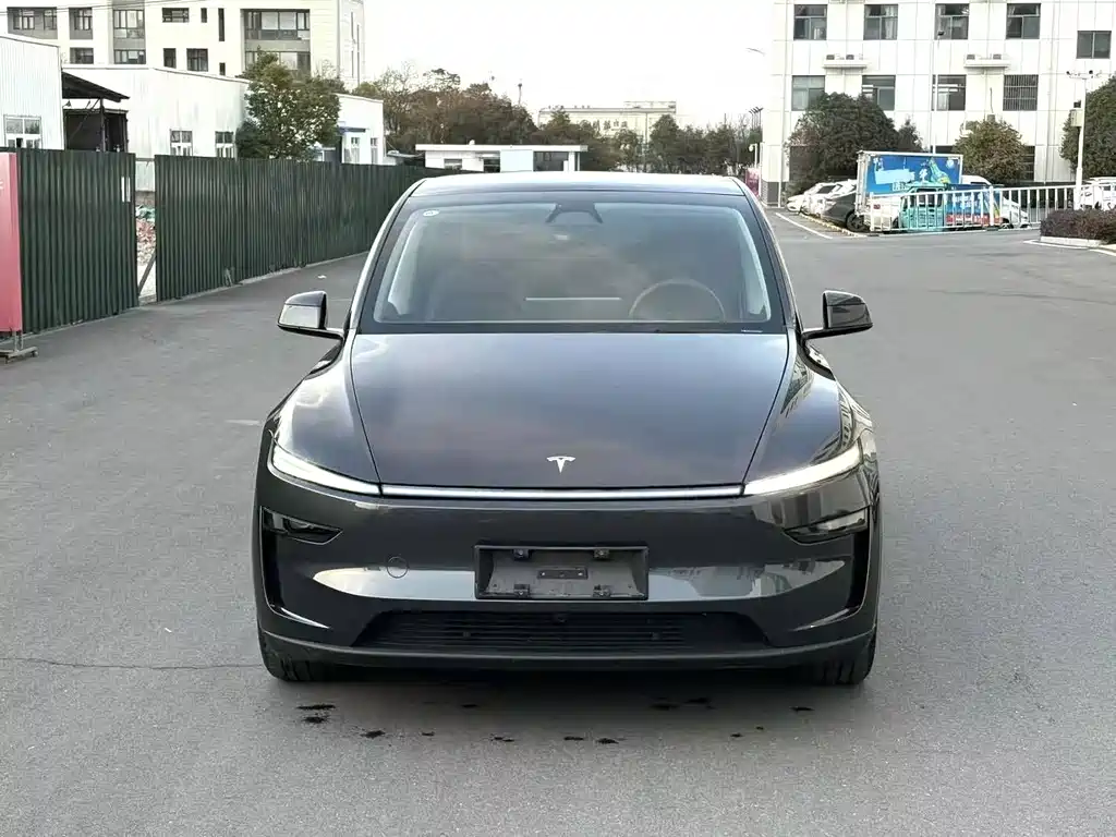 Tesla Model Y 2025