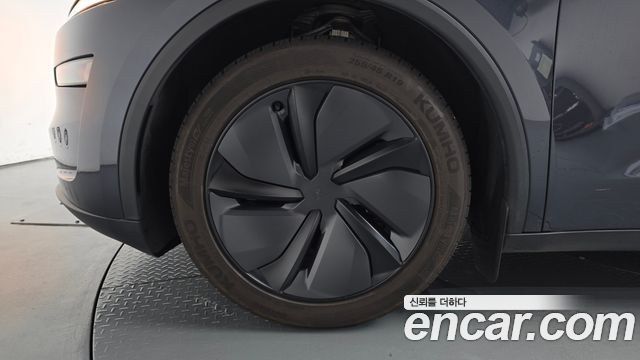 Tesla Model Y 2025