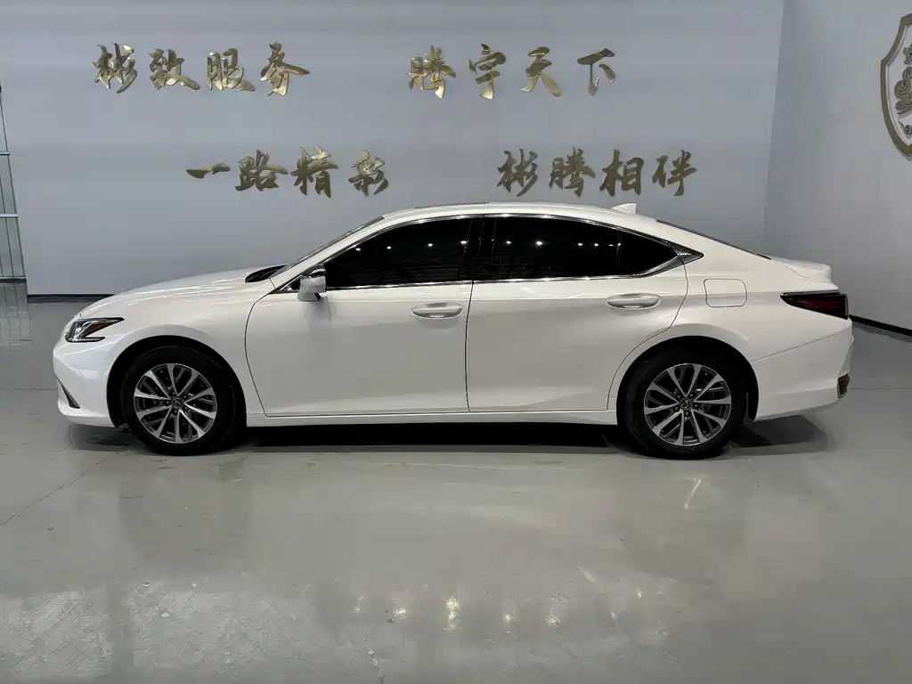 Lexus ES 2022