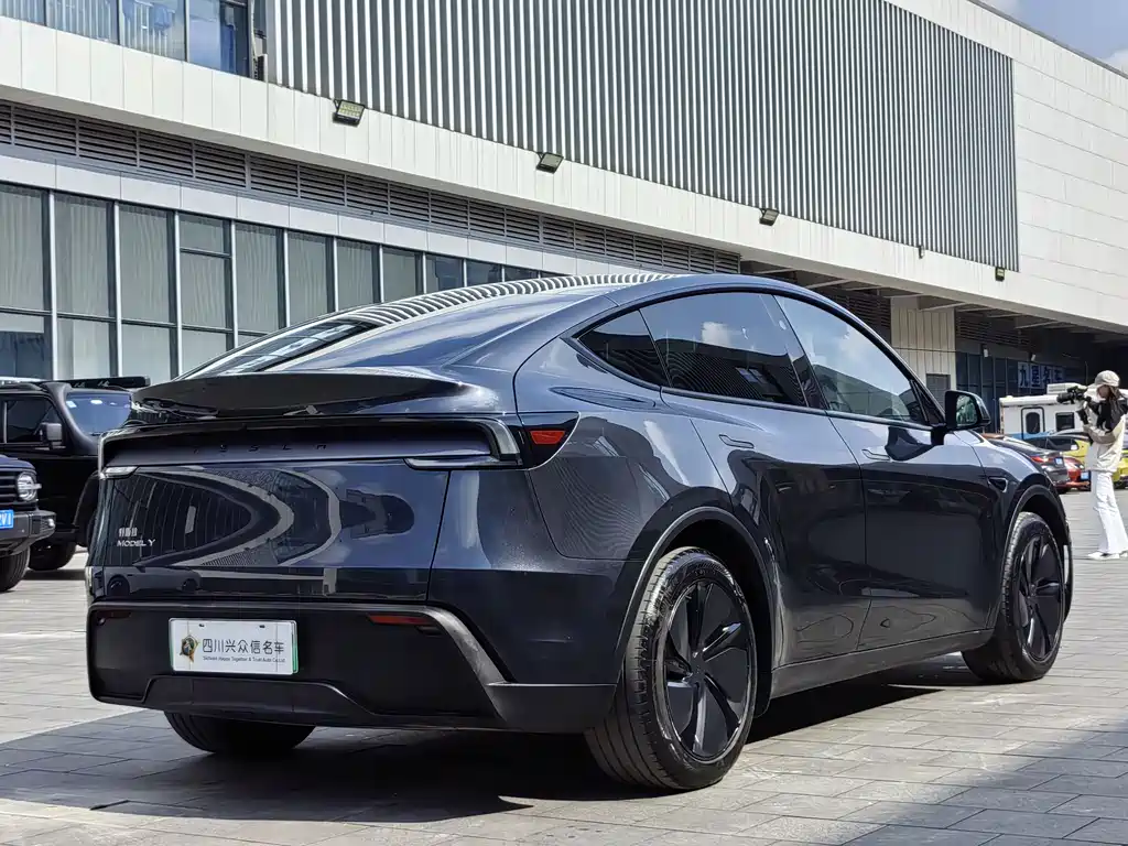 Tesla Model Y 2025