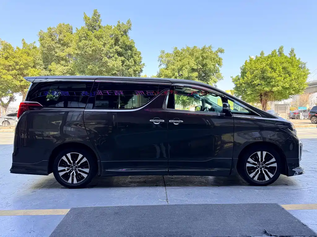 Toyota Alphard 2023