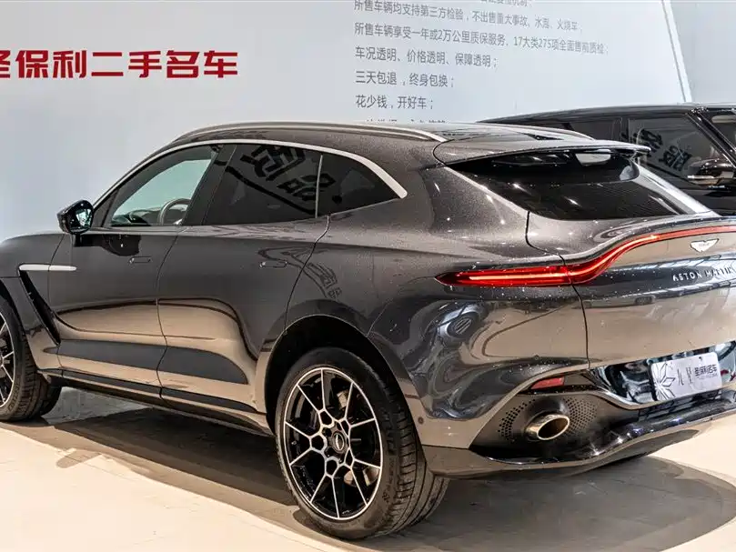 Aston Martin DBX 2021