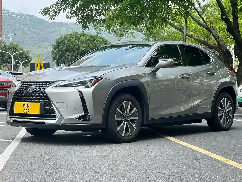 Lexus UX 2021