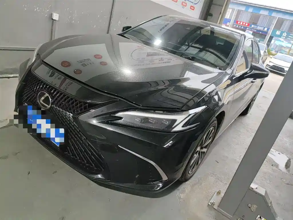 Lexus ES 2025