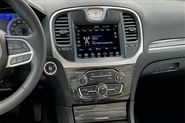Chrysler 300 2022