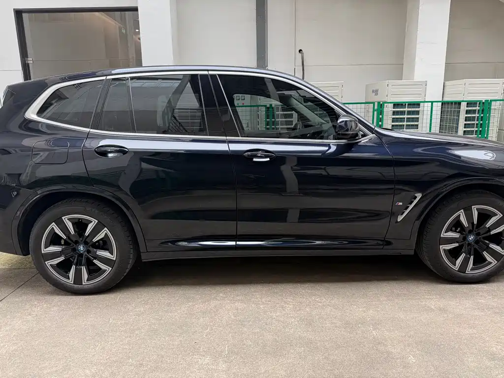 BMW iX3 2024