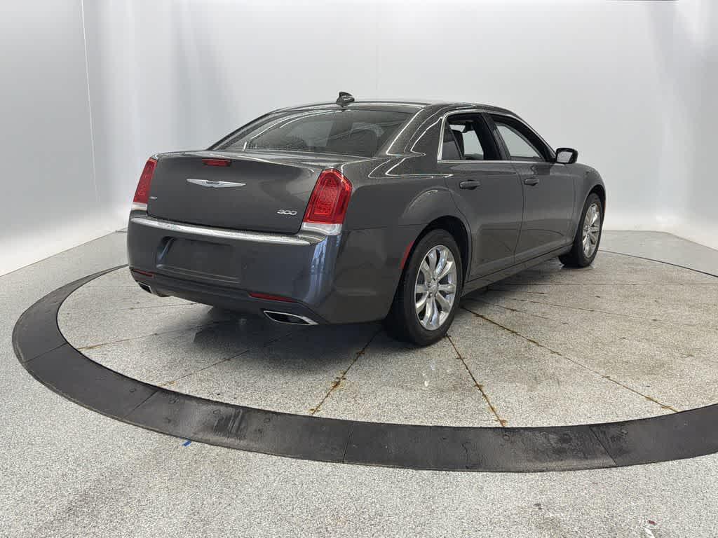 Chrysler 300 2021