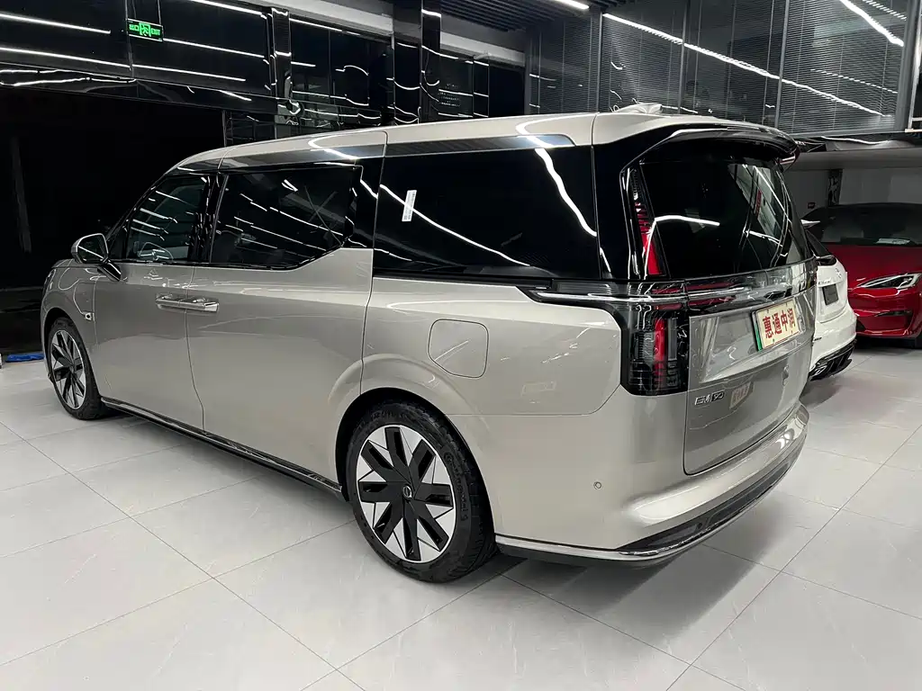Volvo EM90 2024