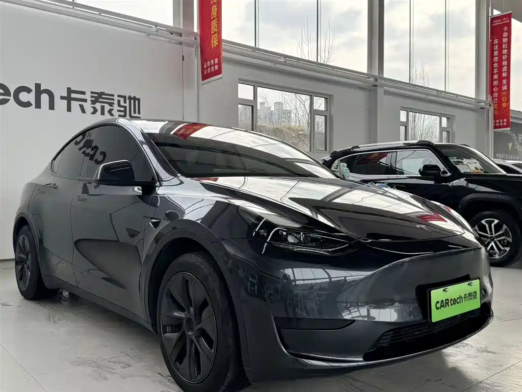 Tesla Model Y 2024