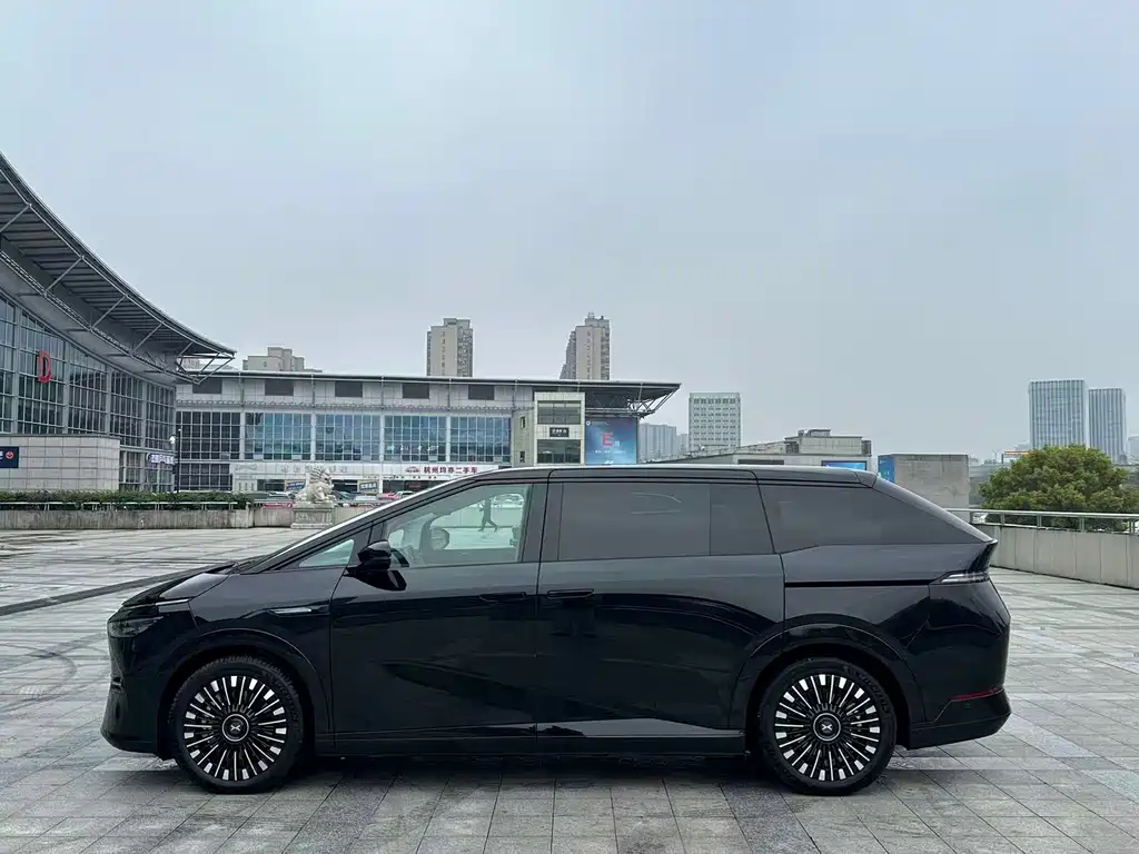 Xpeng X9 2025