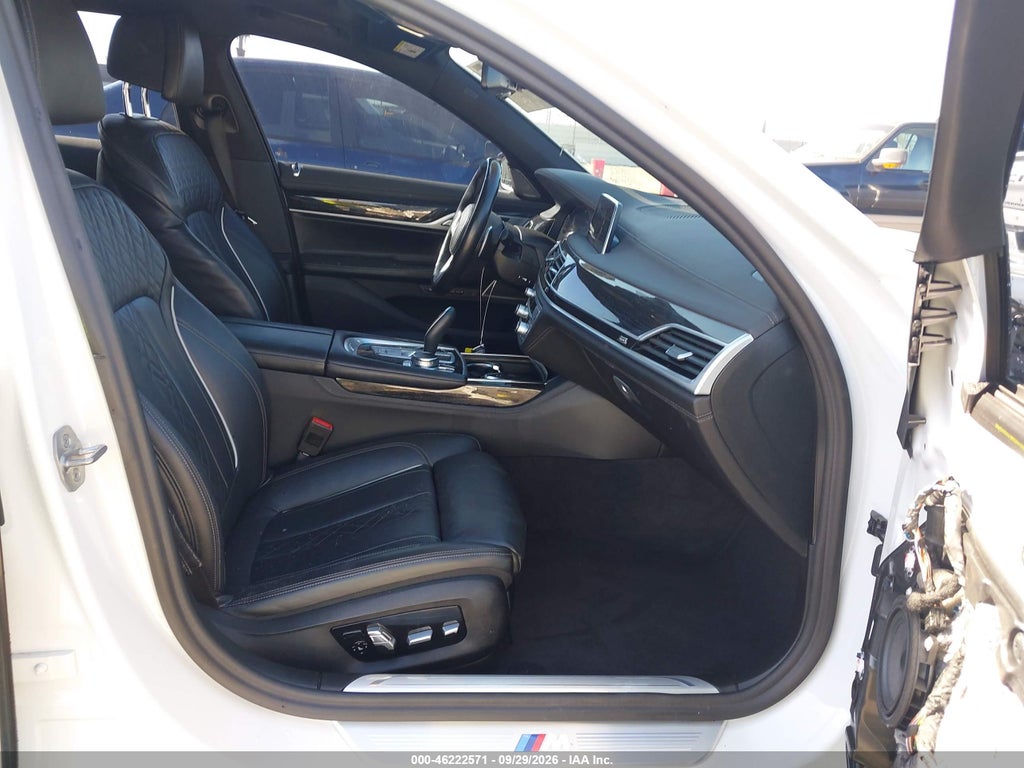 BMW 750 2022