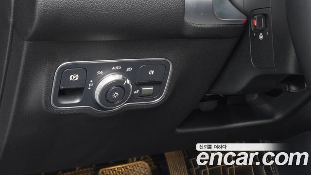 Mercedes-Benz GLB 2023