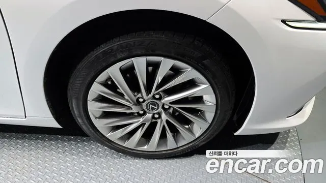 Lexus ES 2023