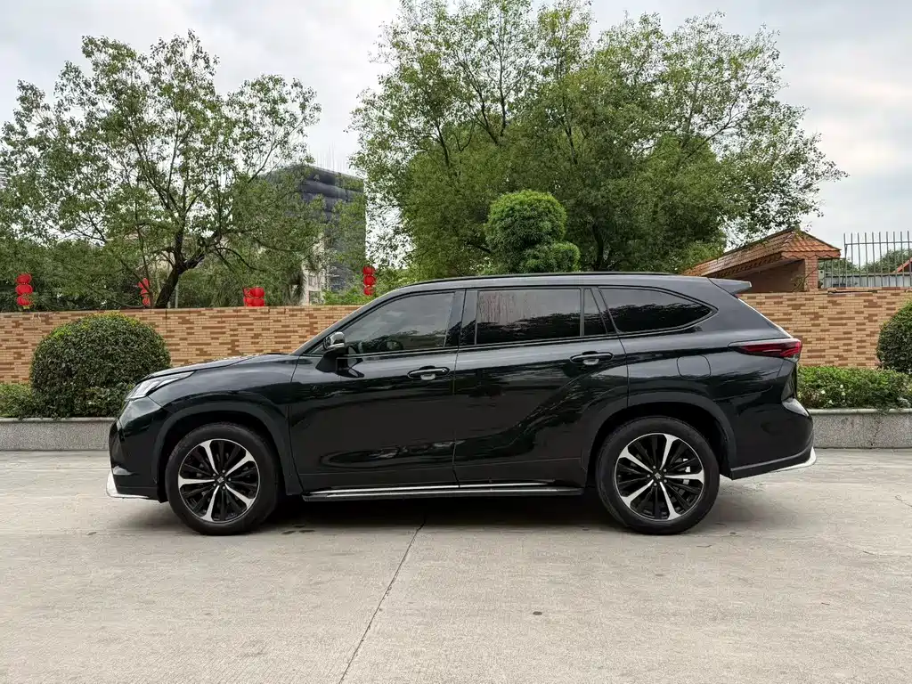 Toyota Crown Kluger 2023