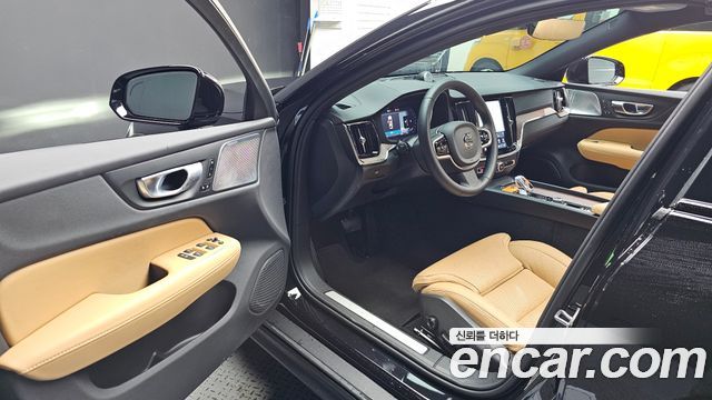 Volvo V60 2025