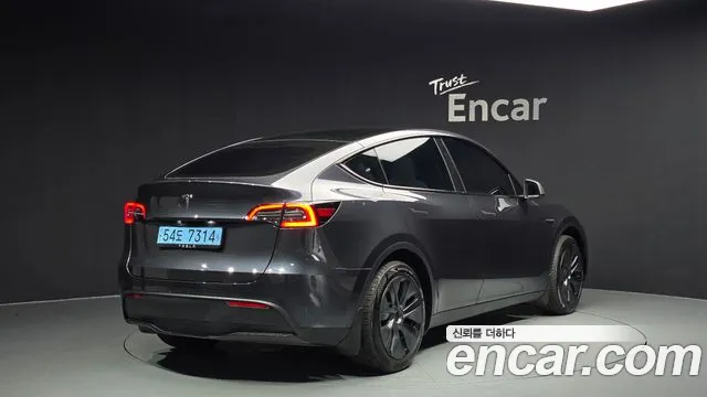 Tesla Model Y 2025