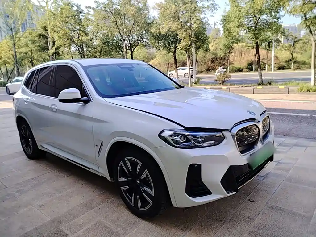 BMW iX3 2025