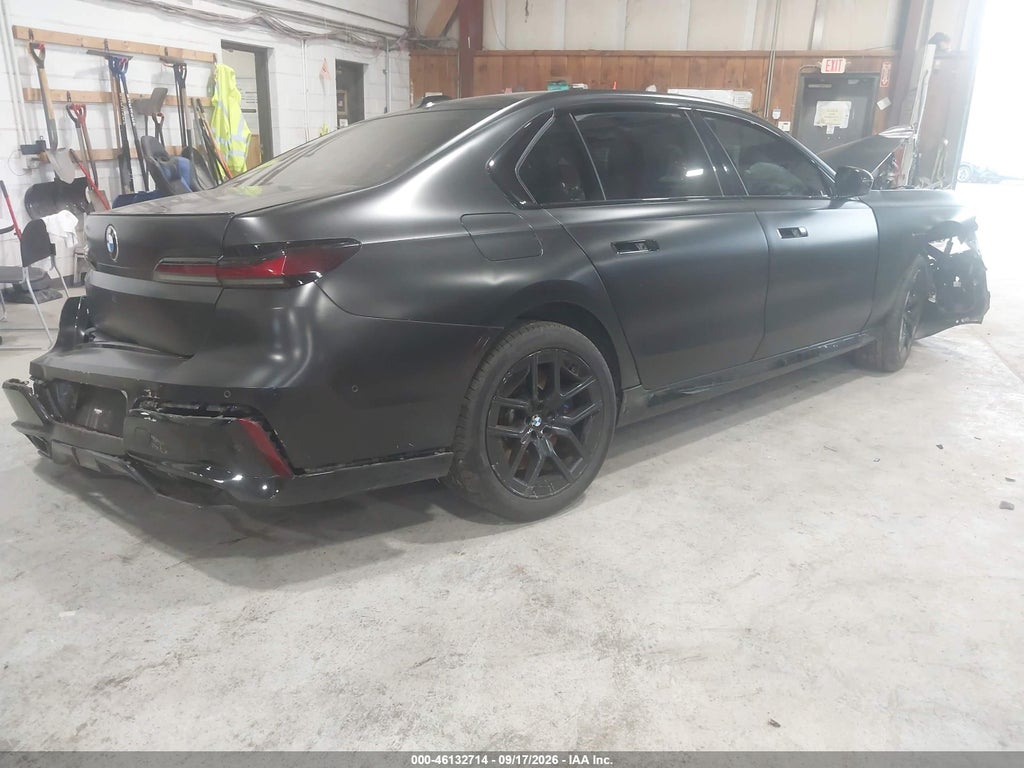 BMW 760 2023