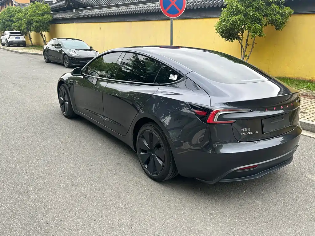 Tesla Model 3 2024