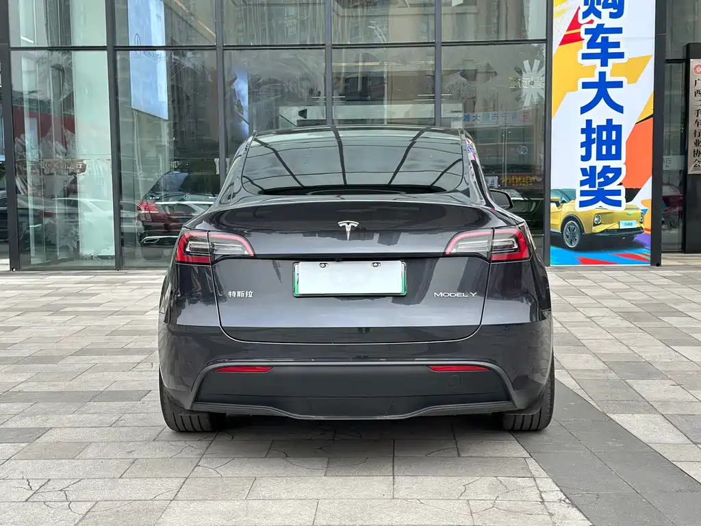 Tesla Model Y 2024