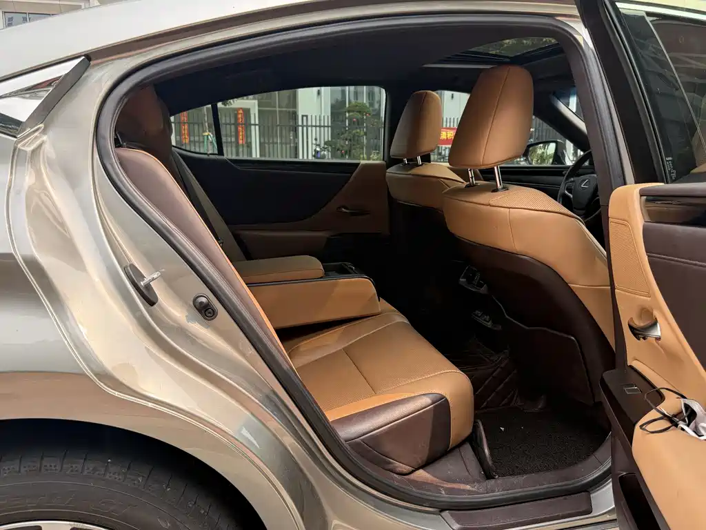 Lexus ES 2021