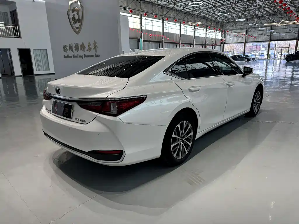 Lexus ES 2022