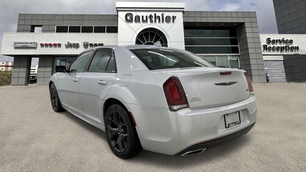 Chrysler 300 2022