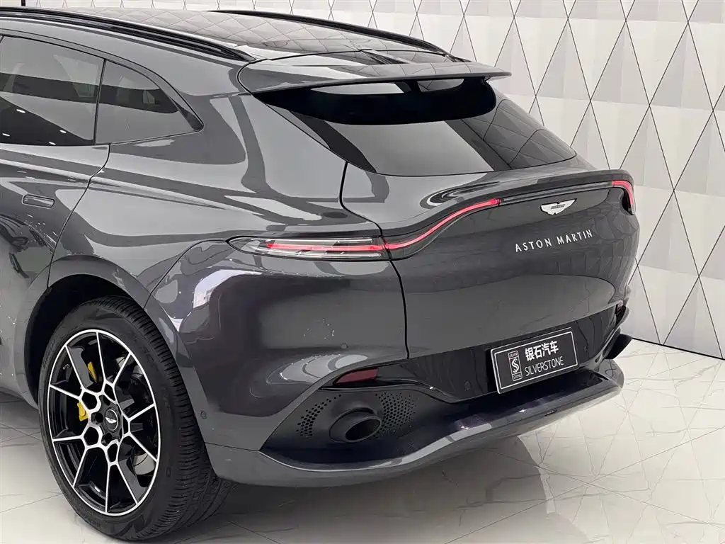 Aston Martin DBX 2021