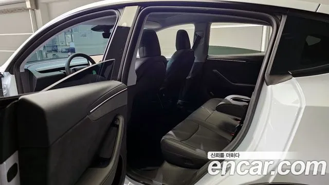 Tesla Model Y 2025