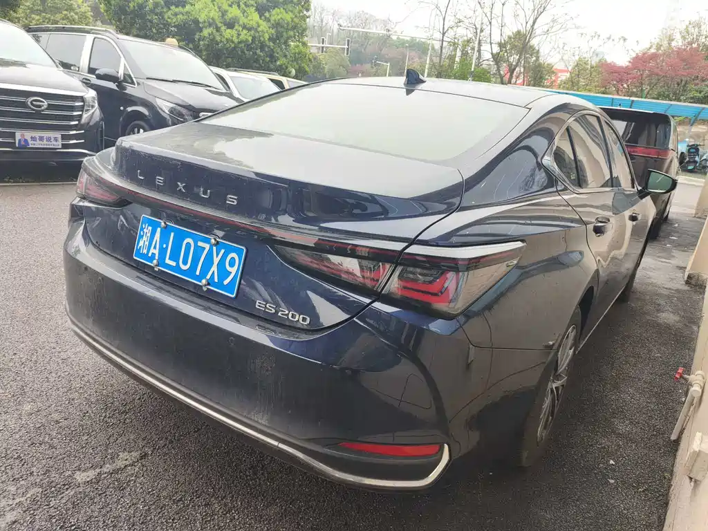 Lexus ES 2025