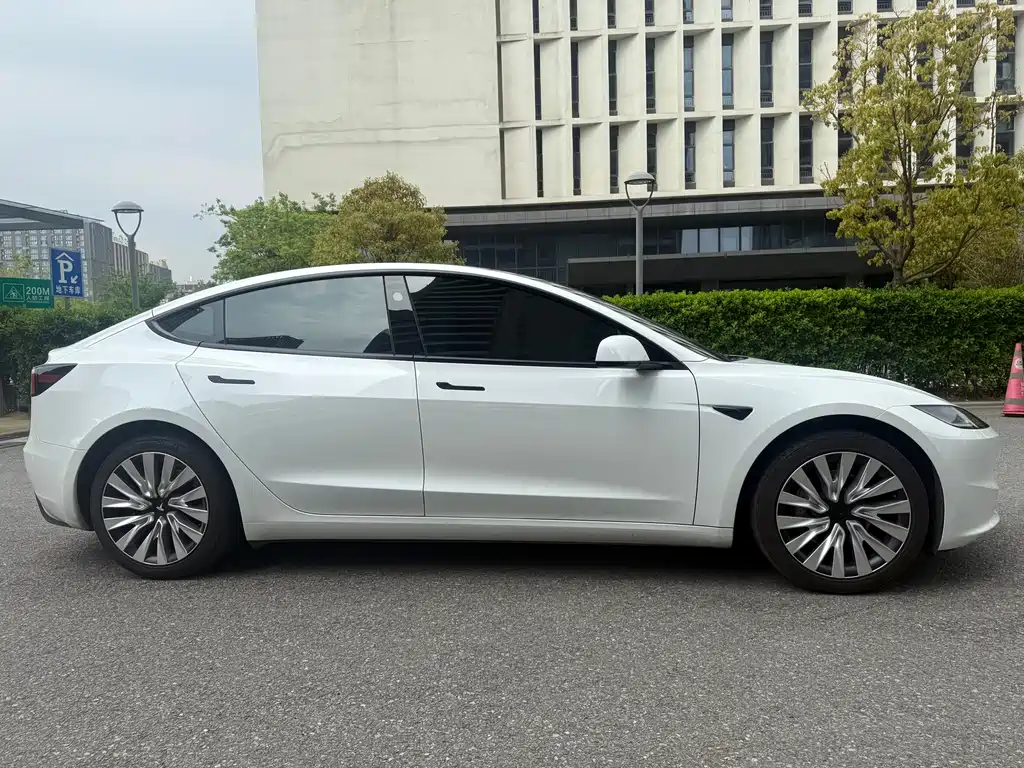Tesla Model 3 2024