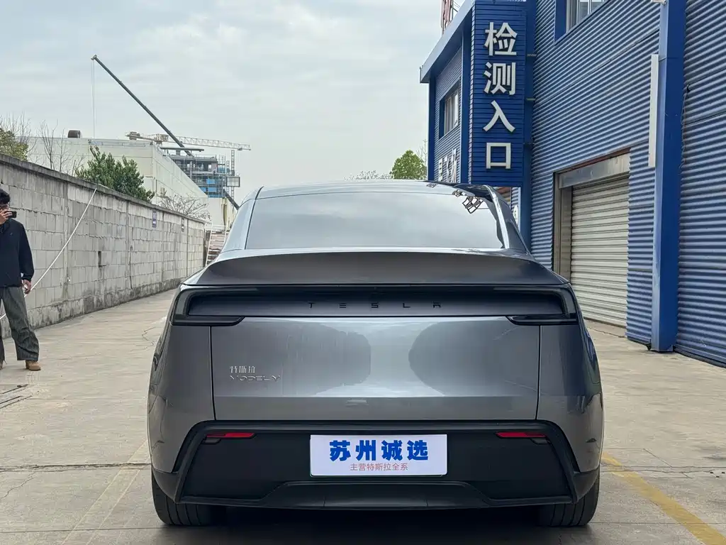 Tesla Model Y 2025